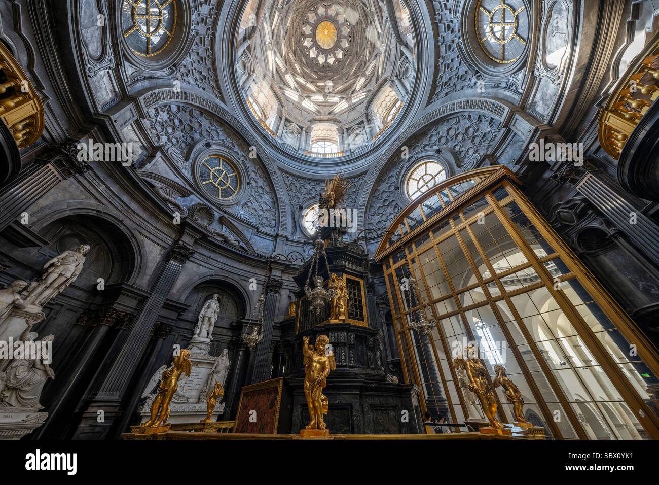 Turin, Italien - 9. September 2023: Ballsaal des Palazzo reale (Königspalast) in Turin. Stockfoto