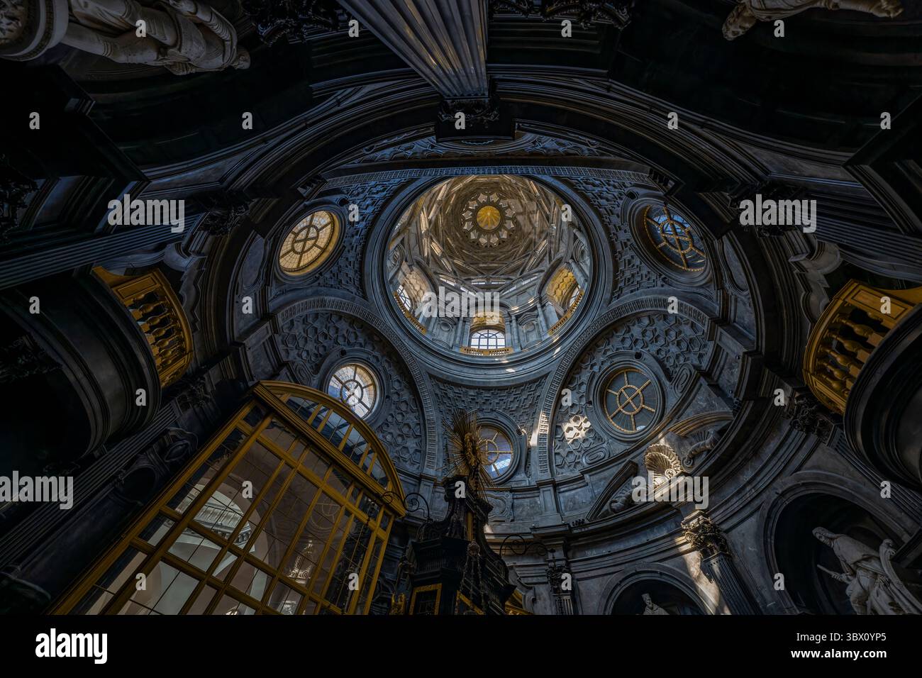 Turin, Italien - 9. September 2023: Ballsaal des Palazzo reale (Königspalast) in Turin. Stockfoto