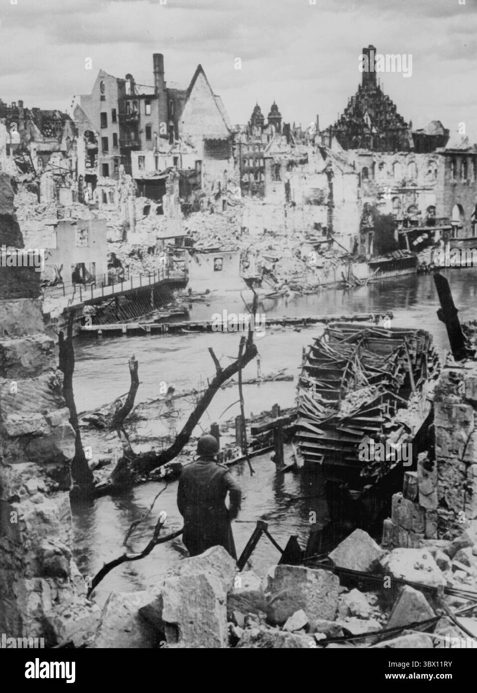 NÜRNBERG, 20. April 1945 - durch Trümmer erstickt, versorgt eine bombardierte Wasserversorgung der Pegnitz keine Kriegsfabriken mehr in Nürnberg, vit Stockfoto