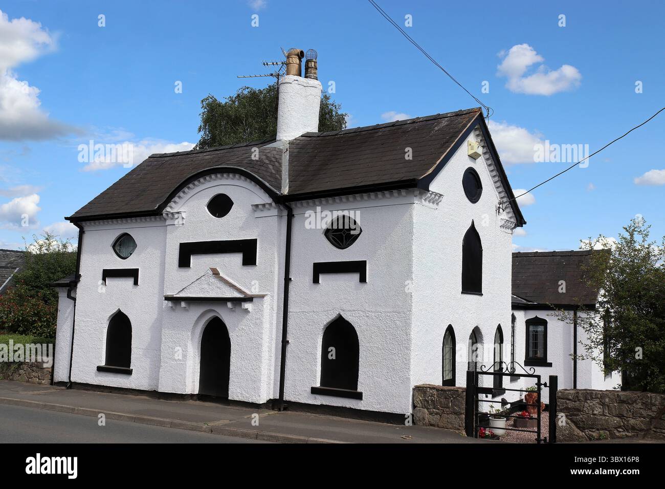 Cottags im gotischen Revival, erbaut als Teil der ehemaligen Trevalyn Hall Anwesen im Dorf Marford, Clwyd, Wrexham, Wales Stockfoto