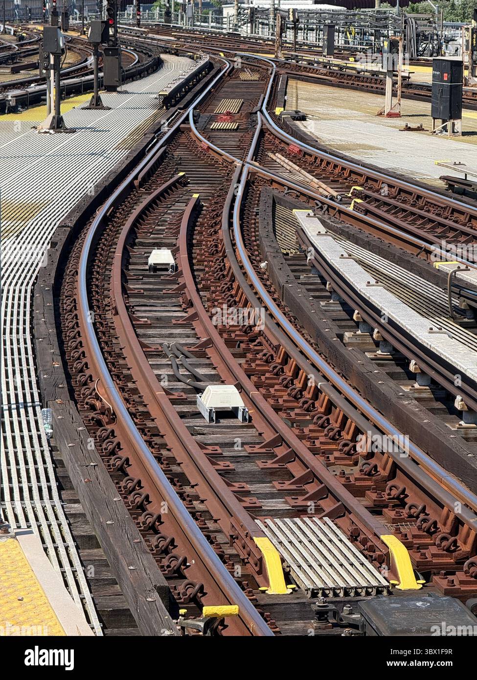 Schalten Sie die U-Bahn-Gleise an der Stillwell Avenue in Brooklyn, New York, ein. Stockfoto