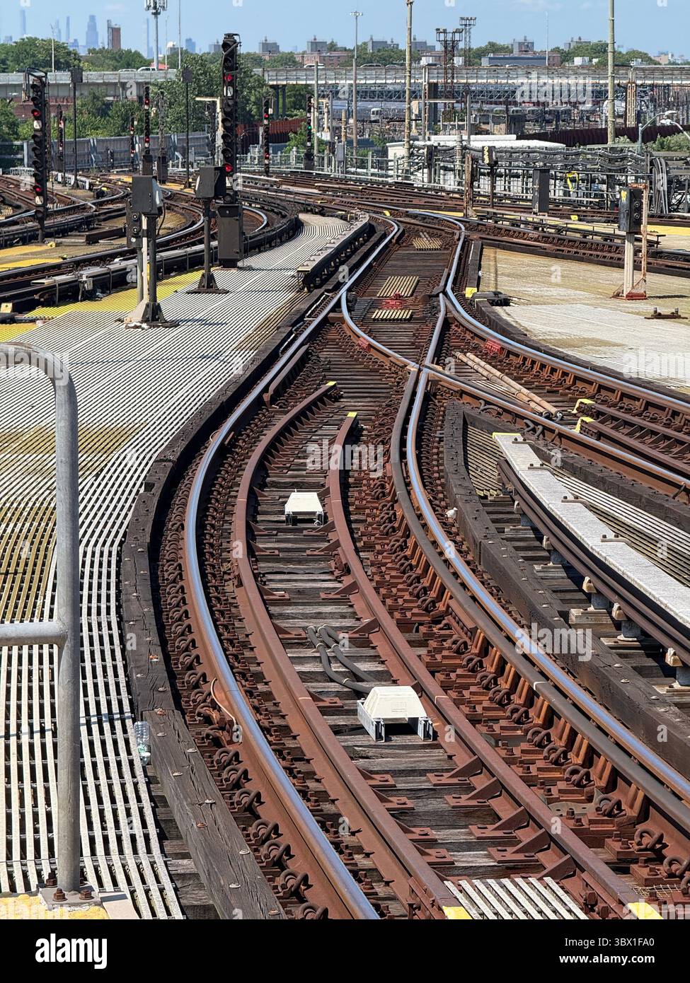 Schalten Sie die U-Bahn-Gleise an der Stillwell Avenue in Brooklyn, New York, ein. Stockfoto
