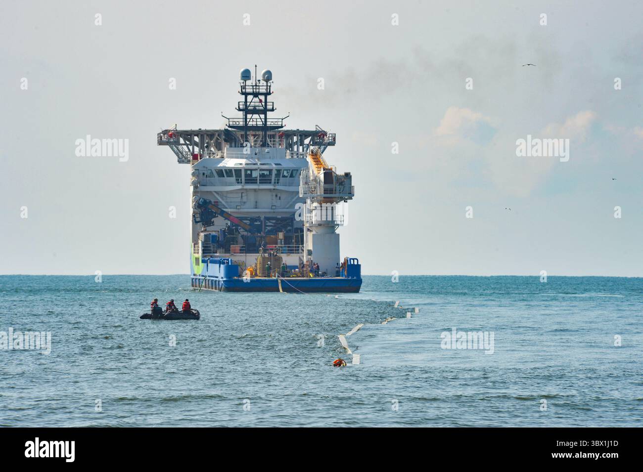 9. August 2021 – North Carolina, USA – die Seeleute, die der Mobile Dive and Salvage Unit Two zugewiesen sind, bringen im Rahmen einer Großübung (LSE 2021), 9. August 2021, ein verteiltes Littoral Operational Fuel Transfer System (DLOFTS) von einem Offshore-Schiff mit dem Navy Cargo Handling Battalion One am Onslow Beach, N.C. ein. LSE 2021 zeigt die Fähigkeit der Navy, präzise, tödliche und überwältigende Kräfte weltweit über drei Kommandos, fünf nummerierte Flotten und 17 Zeitzonen hinweg einzusetzen. Das LSE 2021 kombiniert Live- und synthetische Trainingsfunktionen zu einer intensiven, robusten Trainingsumgebung. It Stockfoto