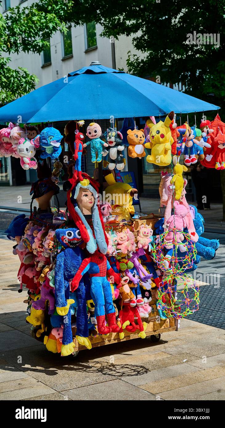 Farbenfroher Spielzeugstand im Stadtzentrum von Preston im Sommer Stockfoto