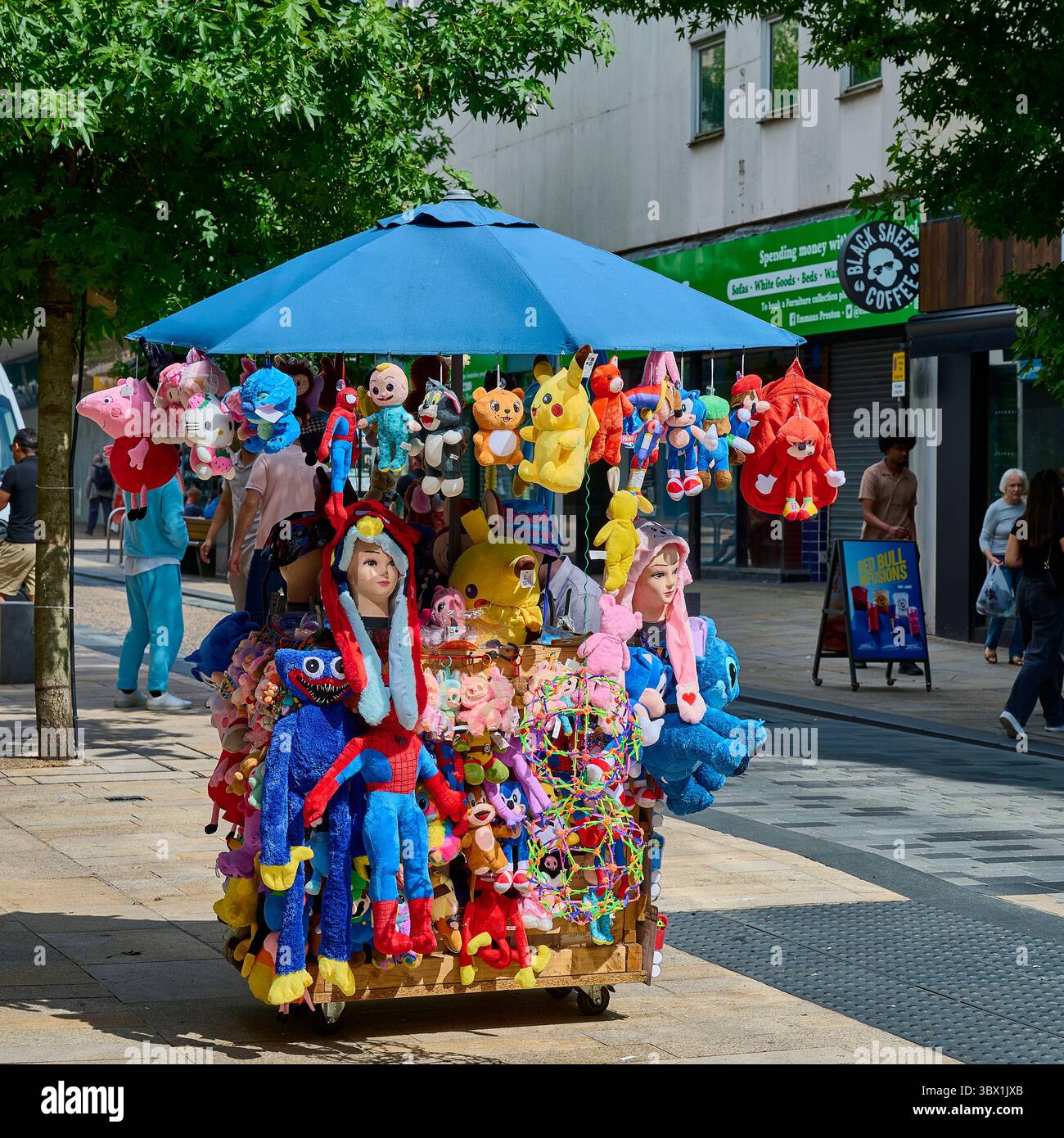 Farbenfroher Spielzeugstand im Stadtzentrum von Preston im Sommer Stockfoto