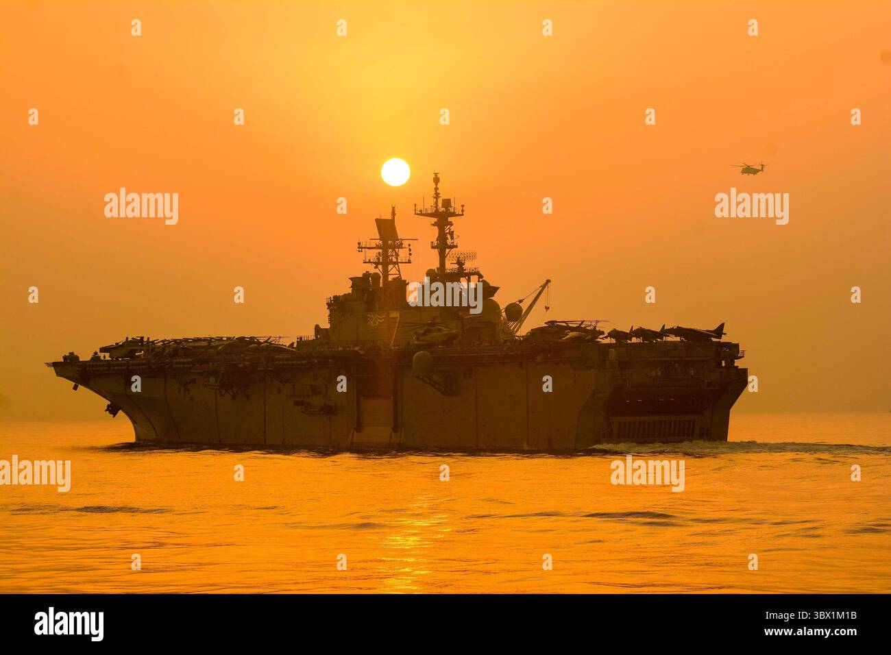 4. August 2021 – Golf von Oman – das amphibische Angriffsschiff der Wasp-Klasse USS Iwo Jima (LHD 7) durchquert die Straße von Hormuz, 4. August 2021. Iwo Jima wird in das Einsatzgebiet der 5. US-Flotte eingesetzt, um die Stabilität und Sicherheit des Seeverkehrs in der Zentralregion zu gewährleisten und das Mittelmeer und den Pazifik durch den westlichen Indischen Ozean und drei strategische Choke Points zu verbinden. (Foto: Seaman Logan Kaczmarek) (Foto: © U.S. Navy/ZUMA Press Wire Service/ZUMAPRESS.com) Stockfoto