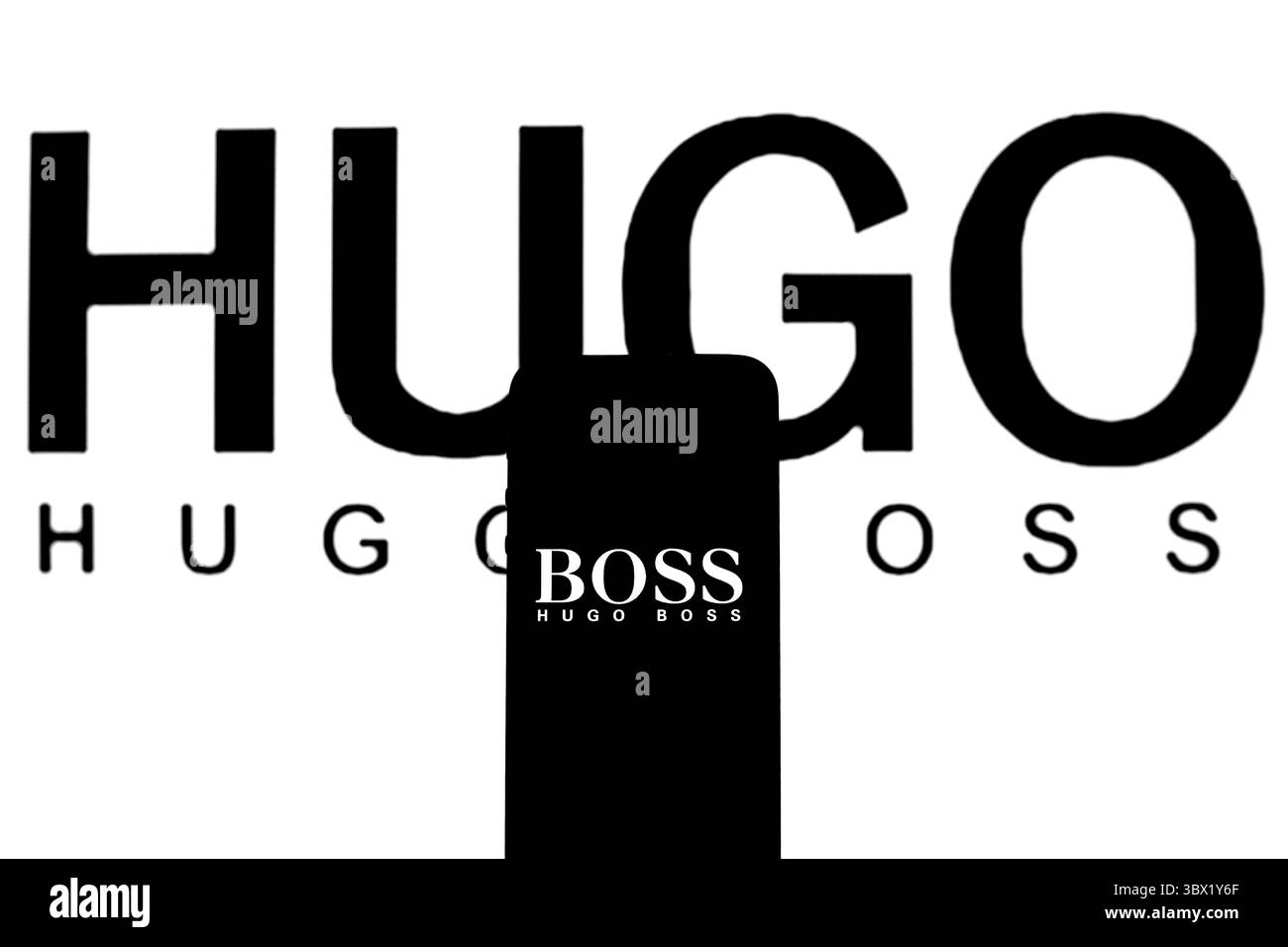 11. August 2021, Barcelona, Katalonien, Spanien: In dieser Abbildung wird ein Hugo Boss Logo auf einem Smartphone mit einem Hugo Boss Logo im Hintergrund angezeigt. (Kreditbild: © Thiago Prudencio/DAX via ZUMA Press Wire) Stockfoto