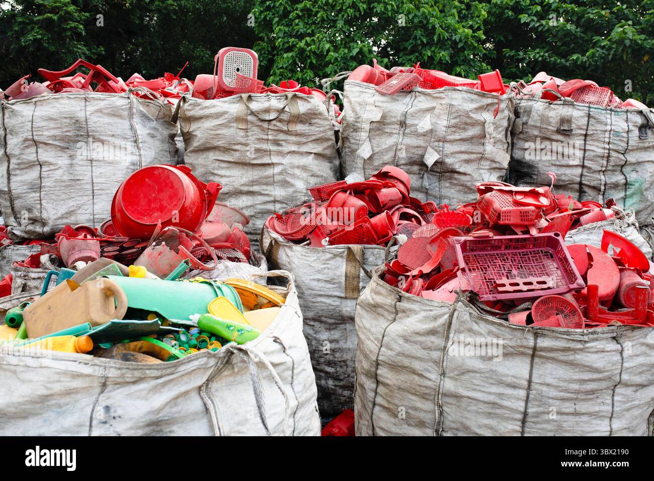 Ansicht der in der Kunststoff-Recyclingfabrik sortierten Kunststoffmaterialien Kunststoffrecyclingfabriken entwickeln sich zu einem weiteren wachsenden Unternehmen, da sie ihre hohe Nachfrage nach verschiedenen Materialien von Tüchern bis hin zu verschiedenen Arten von Waren sehen. Die Leute glauben, dass es eine andere Möglichkeit ist, unsere Umwelt zu retten. Stockfoto