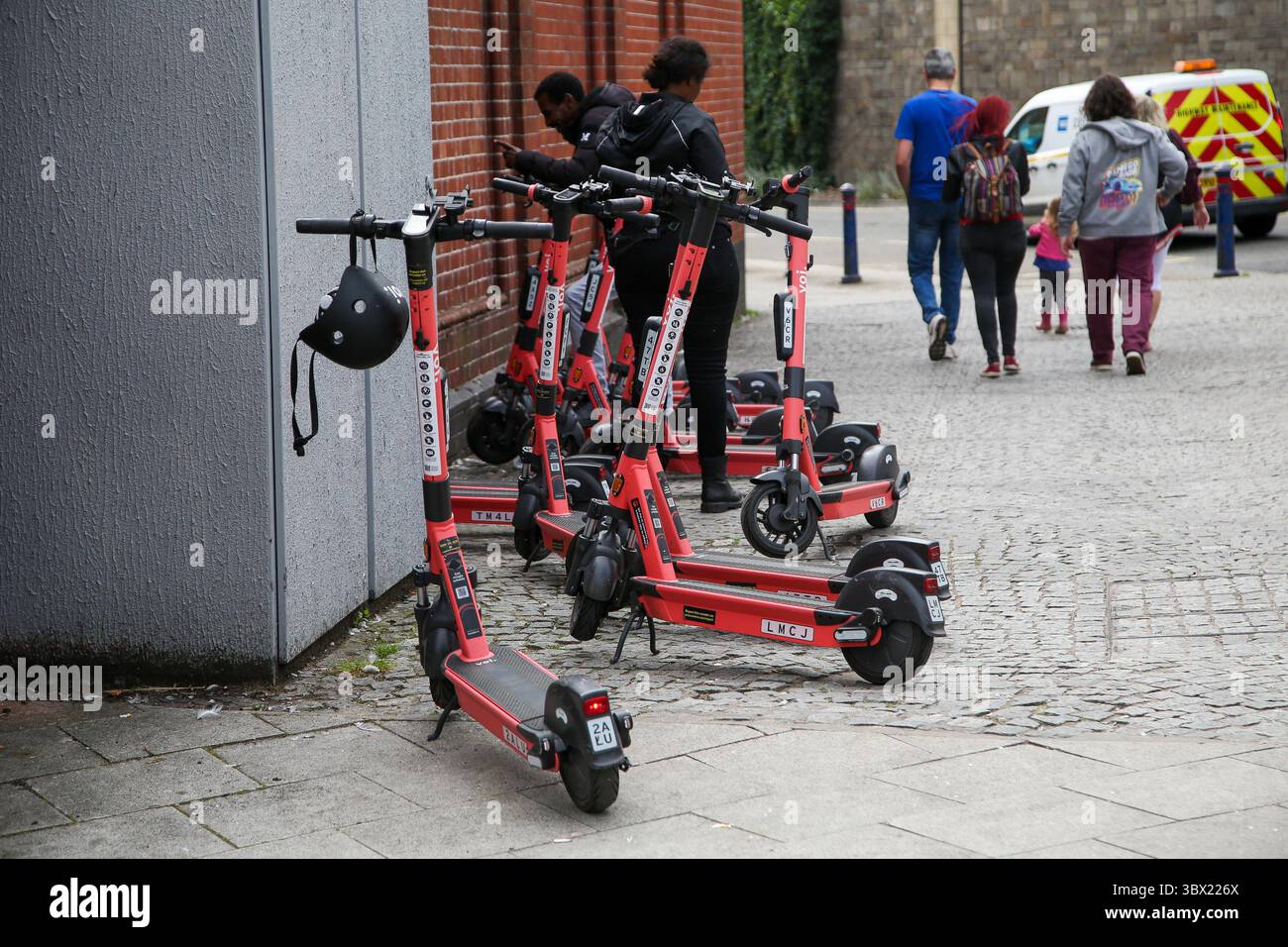 15. August 2021, Bristol, Vereinigtes Königreich: VOI Elektroroller parken in speziellen Parkzonen in Bristol. Bewohner Westenglands, einschließlich Bristol, können E-Scooter im Rahmen eines Regierungsverfahrens mieten. (Foto: © Dinendra Haria/SOPA Images via ZUMA Press Wire) Stockfoto