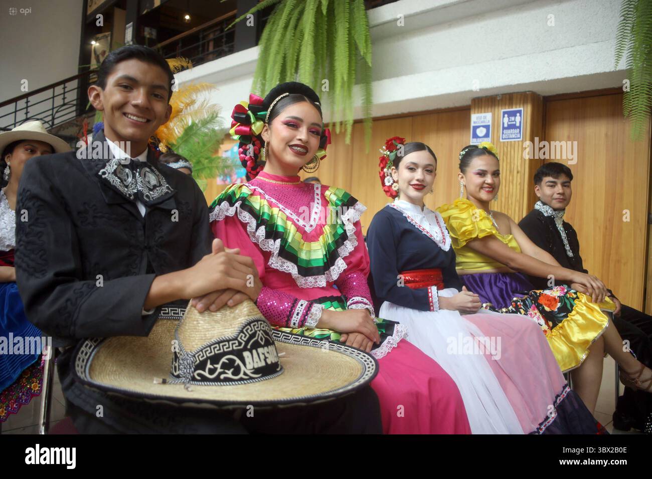 CUENCA INTERNATIONAL FESTIVAL TRADITIONEN UND KULTUREN Cuenca, Ecuador 17. Juli 2027 heute morgen in der Lobby der Casa de la Cultura fand die Eröffnung der 2. Ausgabe von Danza en Pareja im Rahmen der Internationalen Festival Traditionen und Kulturen der Welt statt, mit Delegationen von Ballett Folklorico Sombreretense aus Mexiko, Real Ballet Folklorico del Cauca von Kolumbien, Grupo Proyeccion Folklorica Aracari aus Costa Rica U C Virgen del Socavon aus Bolivien und Ballett Folklorico Llactapi Jatarishu aus Ecuador Foto Boris Romoleroux API ACE CUENCA FESTIVALINTERNACIONALTRADICI Stockfoto