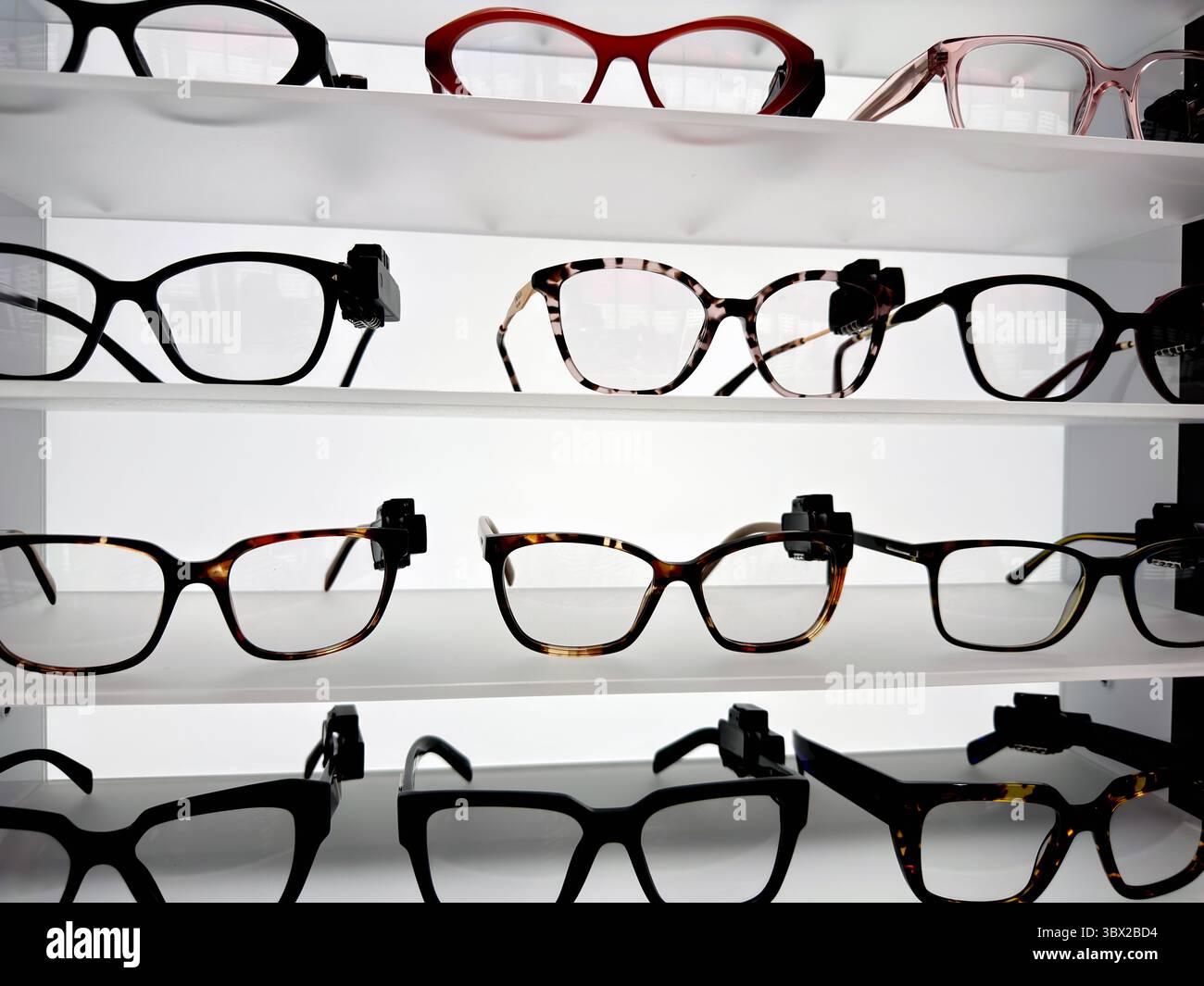 Brillenrahmen auf einem Regal in einem Laden. Hochwertige Fotos Stockfoto