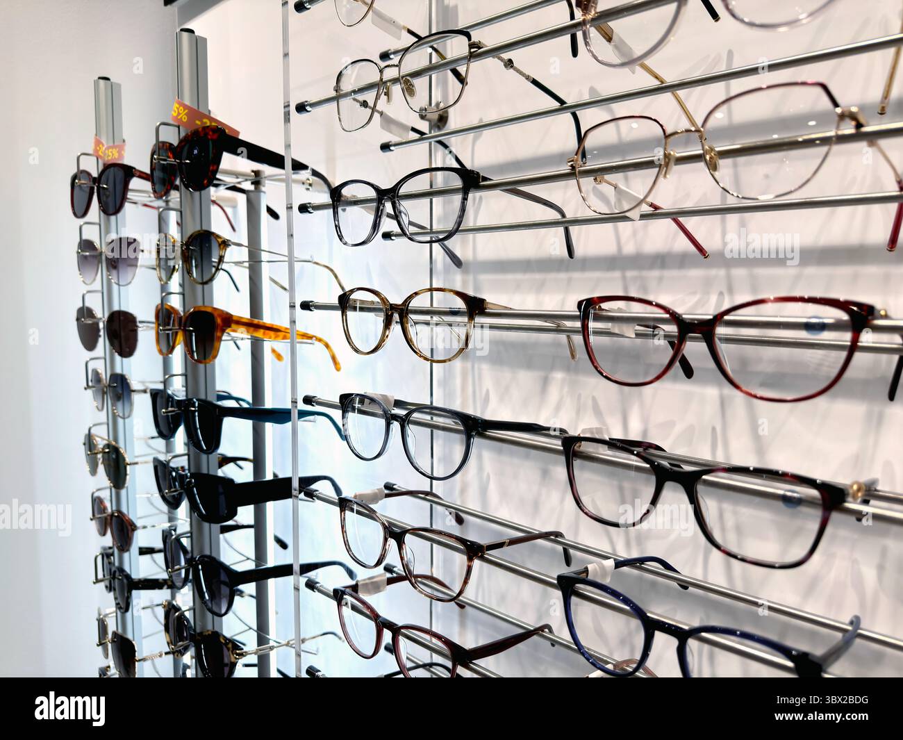 Verschiedene Brillengestelle auf einem Regal in einem Geschäft. Hochwertige Fotos Stockfoto