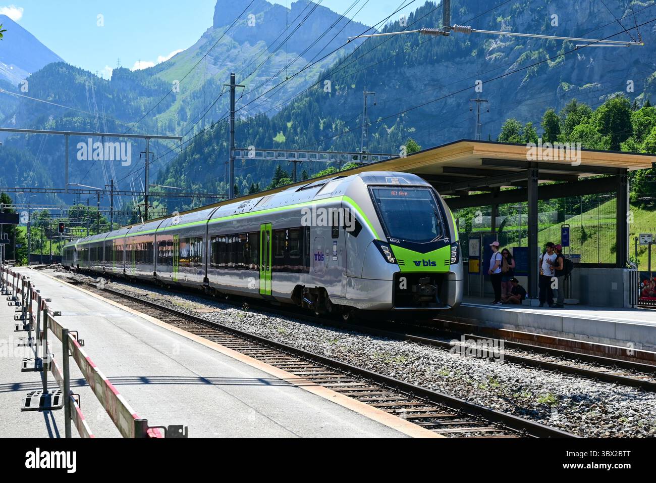 Die BLS Betrieb den MIKA-Zug Rabe 528 111 (Stadler FLIRT) EMU in Kandersteg, Berner Oberland, Schweiz Stockfoto