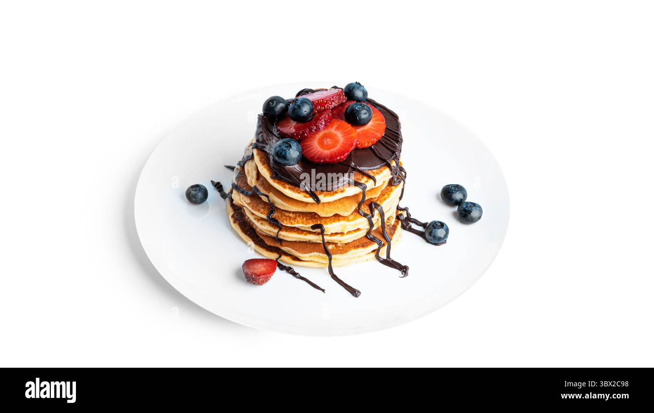 Pfannkuchen mit Beeren und Schokolade isoliert auf weißem Hintergrund. Hochwertige Fotos Stockfoto