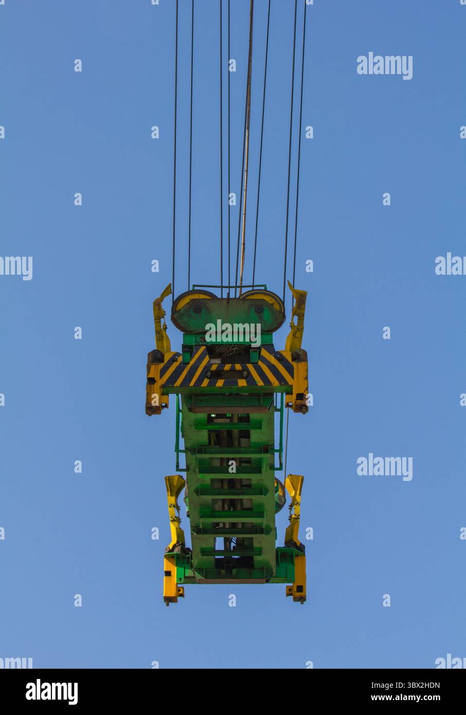 Containerhahnkran ähnelt Beutemantis oder Wespe. Stockfoto