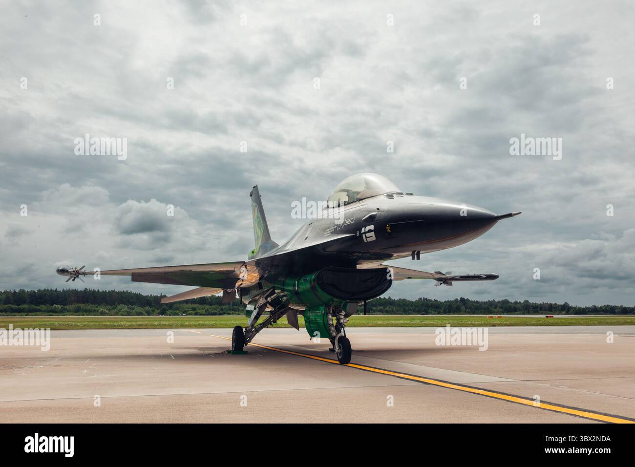 General Dynamic F16 Falcon Viper Demoteam Jet Fighter am Himmel während der Flugschau Stockfoto