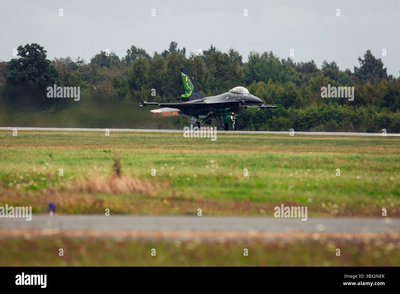 General Dynamic F16 Falcon Viper Demoteam Jet Fighter am Himmel während der Flugschau Stockfoto