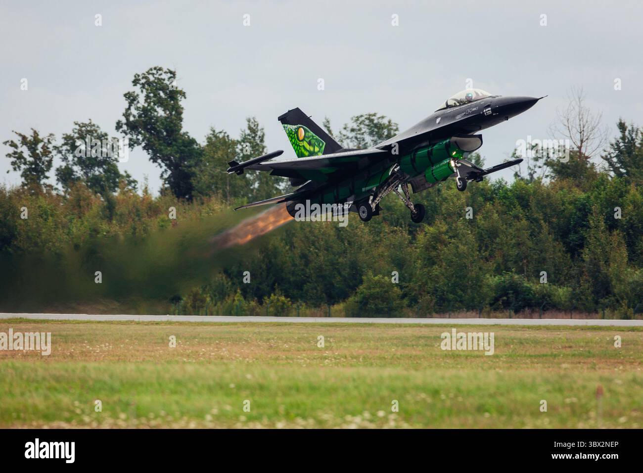 General Dynamic F16 Falcon Viper Demoteam Jet Fighter am Himmel während der Flugschau Stockfoto