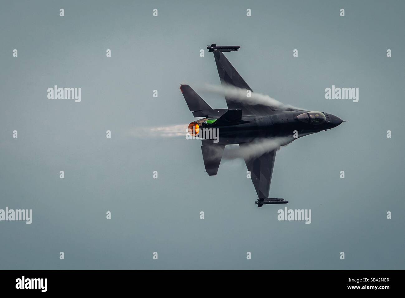 Moderner taktischer Jet-Jäger am Himmel Stockfoto