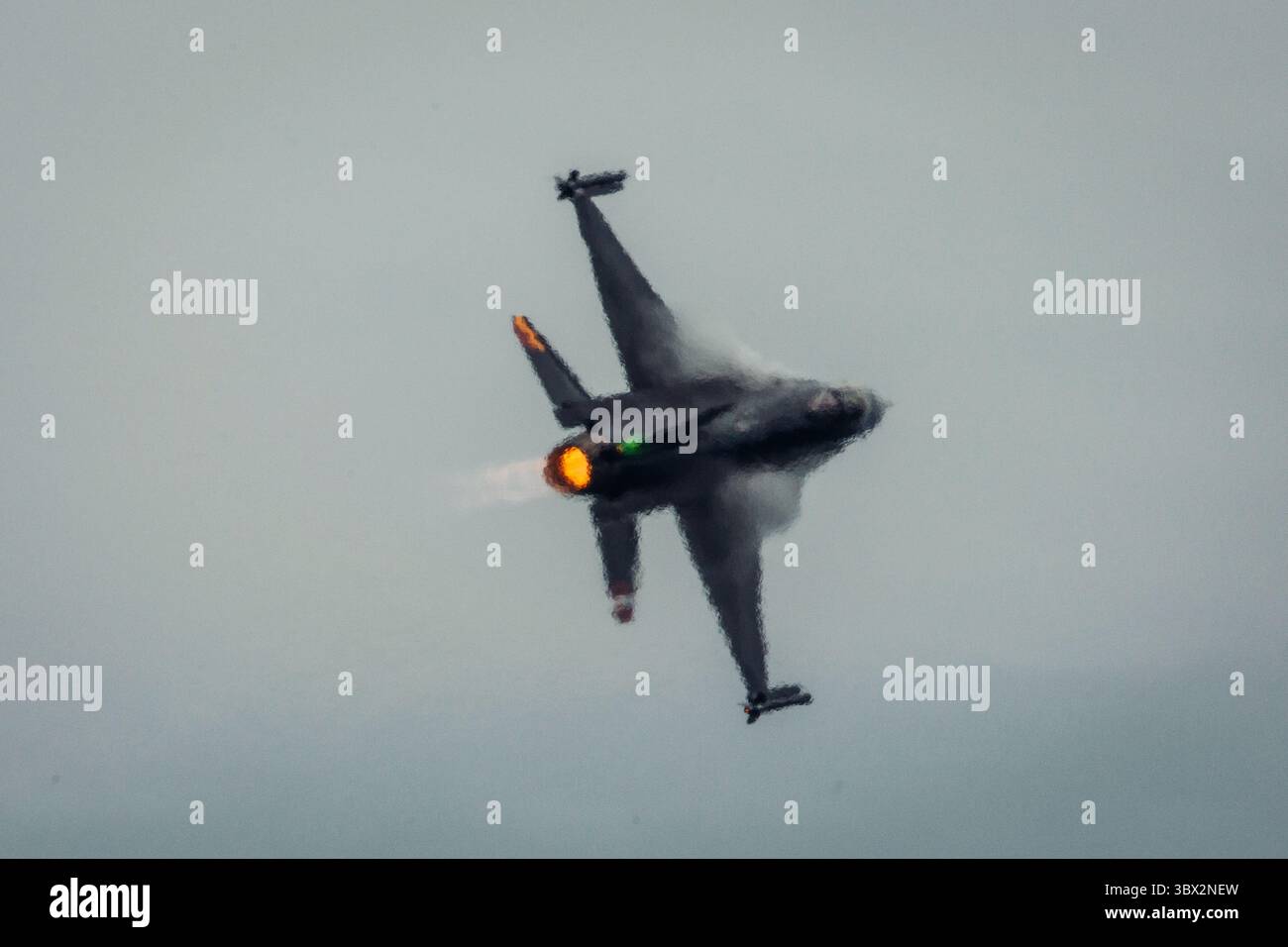 Moderner taktischer Jet-Jäger am Himmel Stockfoto