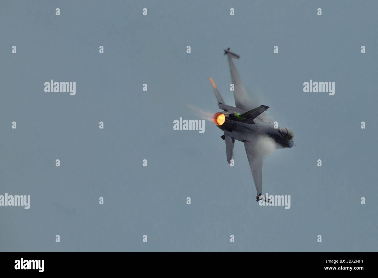 Moderner taktischer Jet-Jäger am Himmel Stockfoto