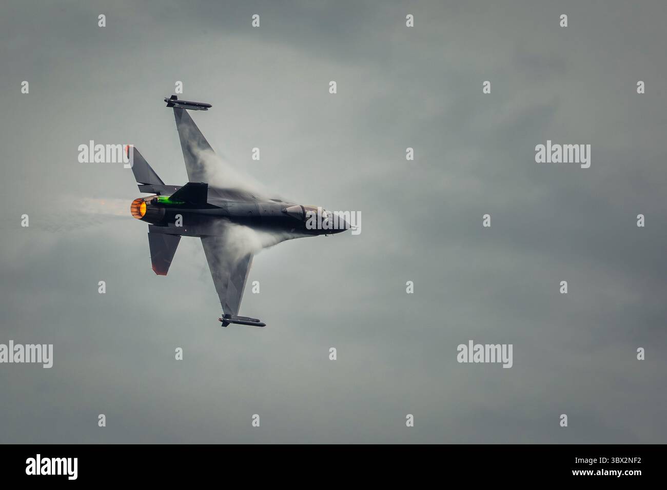Moderner taktischer Jet-Jäger am Himmel Stockfoto