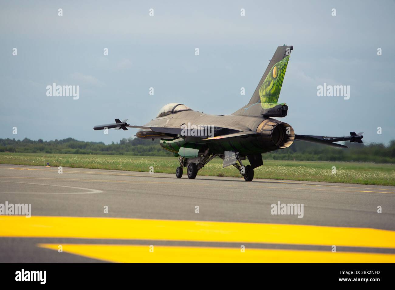 General Dynamic F16 Falcon Viper Demoteam Jet Fighter am Himmel während der Flugschau Stockfoto