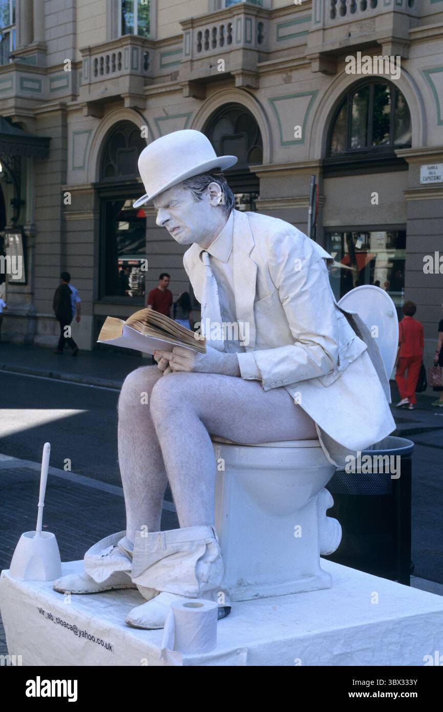 spanien barcelona ramblas Straßenkünstler bettelt um Essen für lebende Touristen Wandermann sitzen auf Wasser geschlossen lustige Veranstaltung Stockfoto