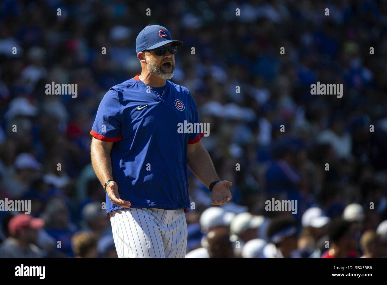 22. August 2021: Cubs-Manager David Ross streitet einen Anruf während des fünften Inning eines Spiels gegen die Royals am Sonntag im Wrigley Field. Die Cubs verloren mit 9:1 und stellten mit ihrer 13. Heimniederlage in Folge einen Franchise-Rekord auf. (Kreditbild: © Erin Hooley/TNS via ZUMA Press Wire/TNS via ZUMA Press Wire) Stockfoto