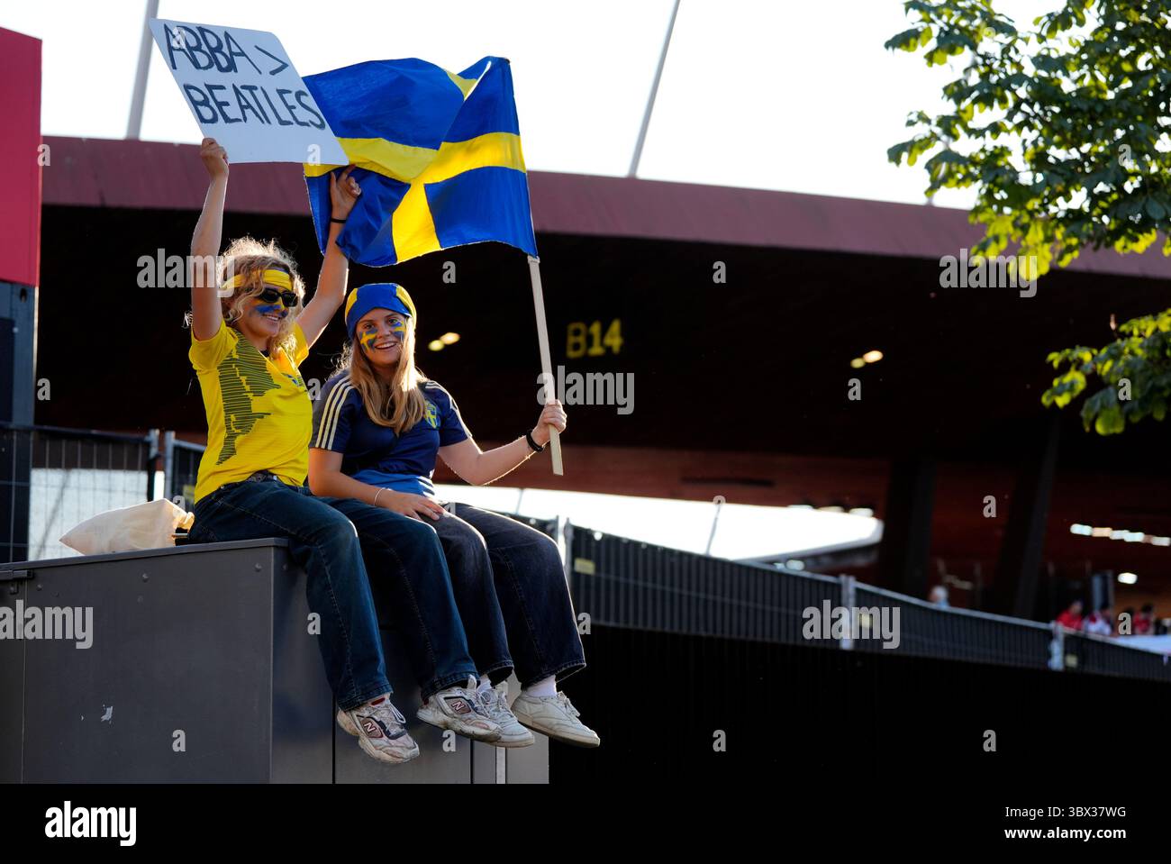 Schweden-Fans vor dem Viertelfinalspiel der UEFA Women's Euro 2025 im Stadion Letzigrund in Zürich. Bilddatum: Donnerstag, 17. Juli 2025. Stockfoto