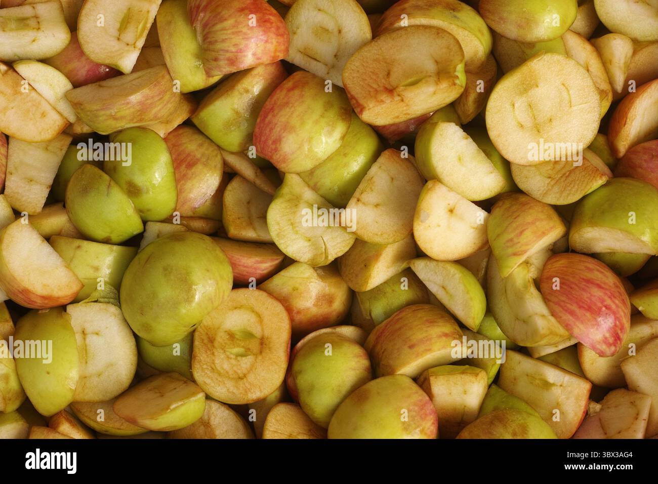 Ein Hintergrund von geschnittenen Bio-Äpfeln. Nahaufnahme. Stockfoto