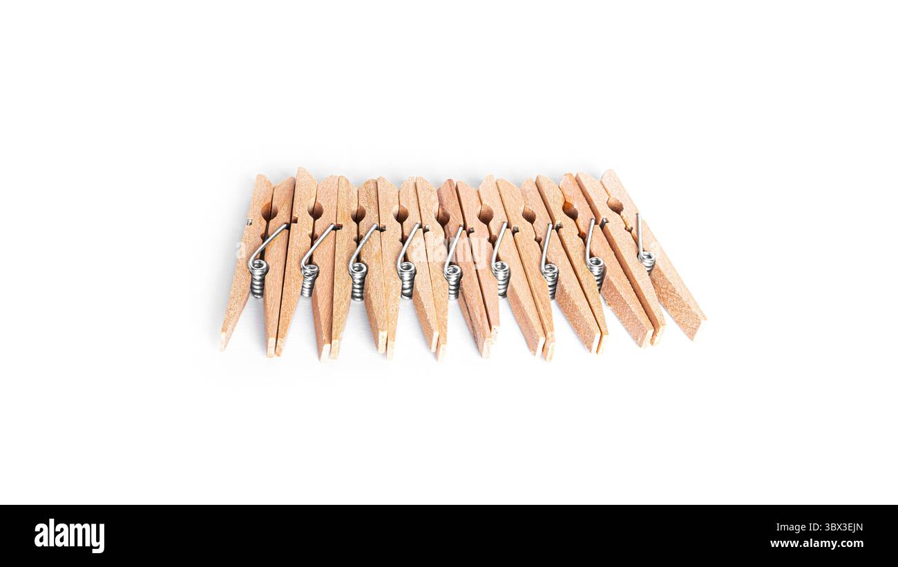 Hölzerne Kleiderschalen isoliert auf weißem Hintergrund. Hochwertige Fotos Stockfoto