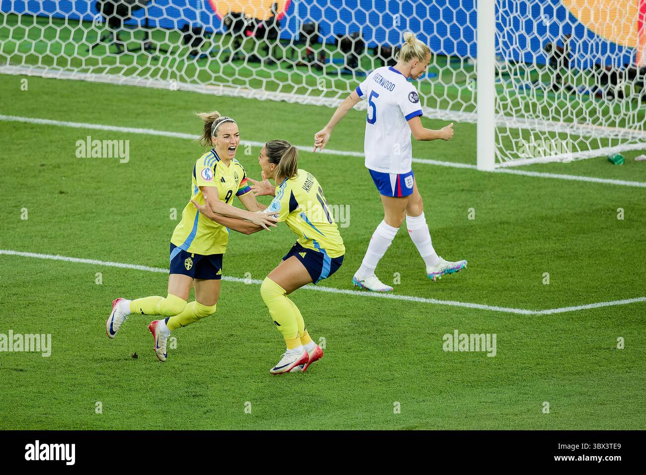 Zürich, Schweiz. Juli 2025. Zürich, Schweiz, 17. Juli 2025: Kosovare Asllani (9 Schweden) feiert ihr Tor mit Johanna Rytting Kaneryd (19 Schweden) beim Viertelfinale der UEFA Women EURO 2025 zwischen Schweden und England im Stadion Letzigrund in Zürich. (Pedro Porru/SheKicks/SPP) Credit: SPP Sport Press Photo. /Alamy Live News Stockfoto