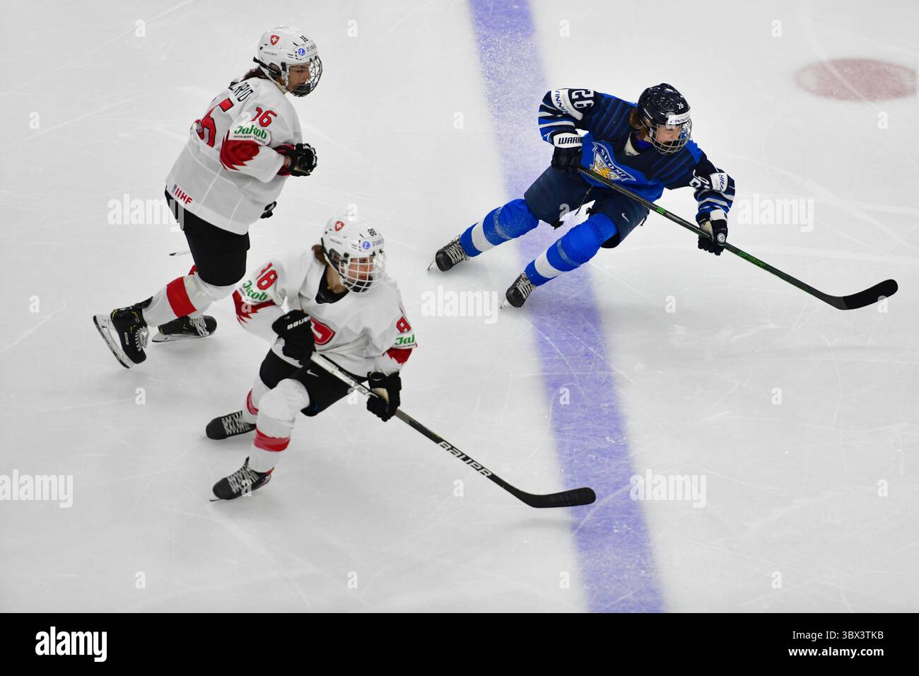 26. August 2021, Calgary, ab, Kanada: Die finnische SOFIANNA SUNDELIN (rechts), die Schweizerin NICOLE VALLARIO (links) und PHOEBE STAENZ (Mitte) laufen während der Vorrunde Finnland gegen die Schweiz bei der IIHF Frauen-Weltmeisterschaft 2021 in Calgary, ab, Kanada am 26. August 2021 auf dem Eis. Finnland besiegte die Schweiz mit 6:0. (Bild: © Gavin John/ZUMA Press Wire) Stockfoto