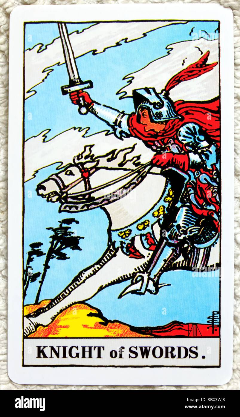 Ritter der Schwerter - individuelles Tarot-Kartenstudio auf strukturiertem Hintergrund. Vom Juli 2025 Stockfoto