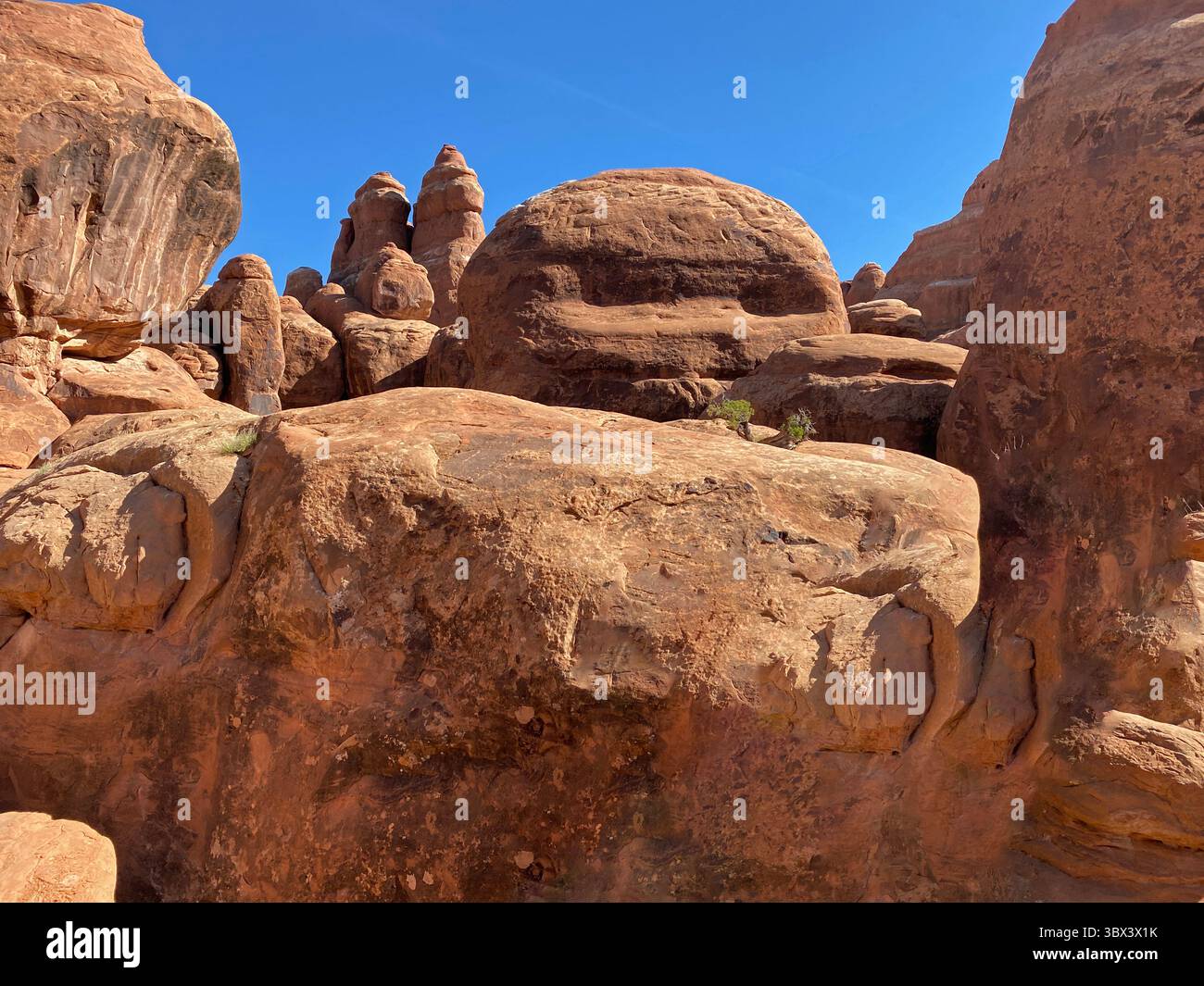 Felsformationen aus rotem Sandstein, Klippen und Hoodoos auf dem Fiery Furnace Trail im Arches National Park, Moab, Utah, USA - Smartphone-aufgenommenes Stockfoto