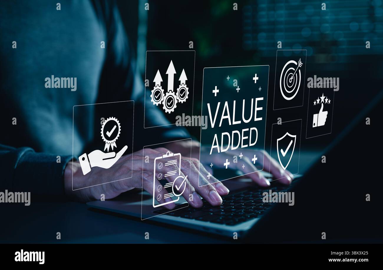 Mehrwert für das Unternehmen und verbesserungswürdige Produkte. Person, die mit wertsteigernden Symbolen arbeitet, Qualitätssicherung, Wachstum, Zielziel, Stockfoto