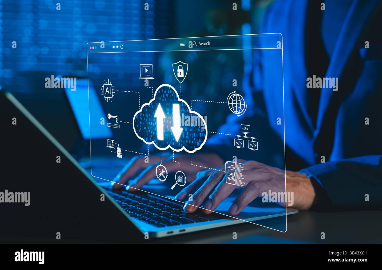 Cloud-Computing und Data Technology-Konzept. Mann, der ein Notebook mit Cloud-Symbolen und digitalem Datensymbol verwendet, das Cloud-Computing, Datenspeicherung, Stockfoto