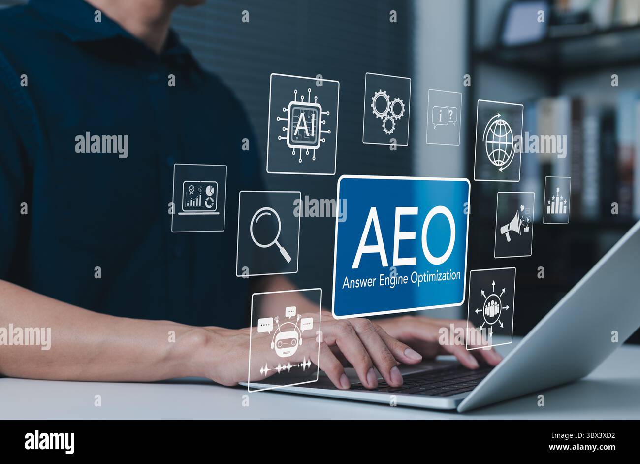 AEO, Answer Engine Optimization Strategy for Digital Marketing Success Concept. Mann mit Laptop mit AEO-Symbolen, die modernes Marketing, Suche repräsentieren Stockfoto