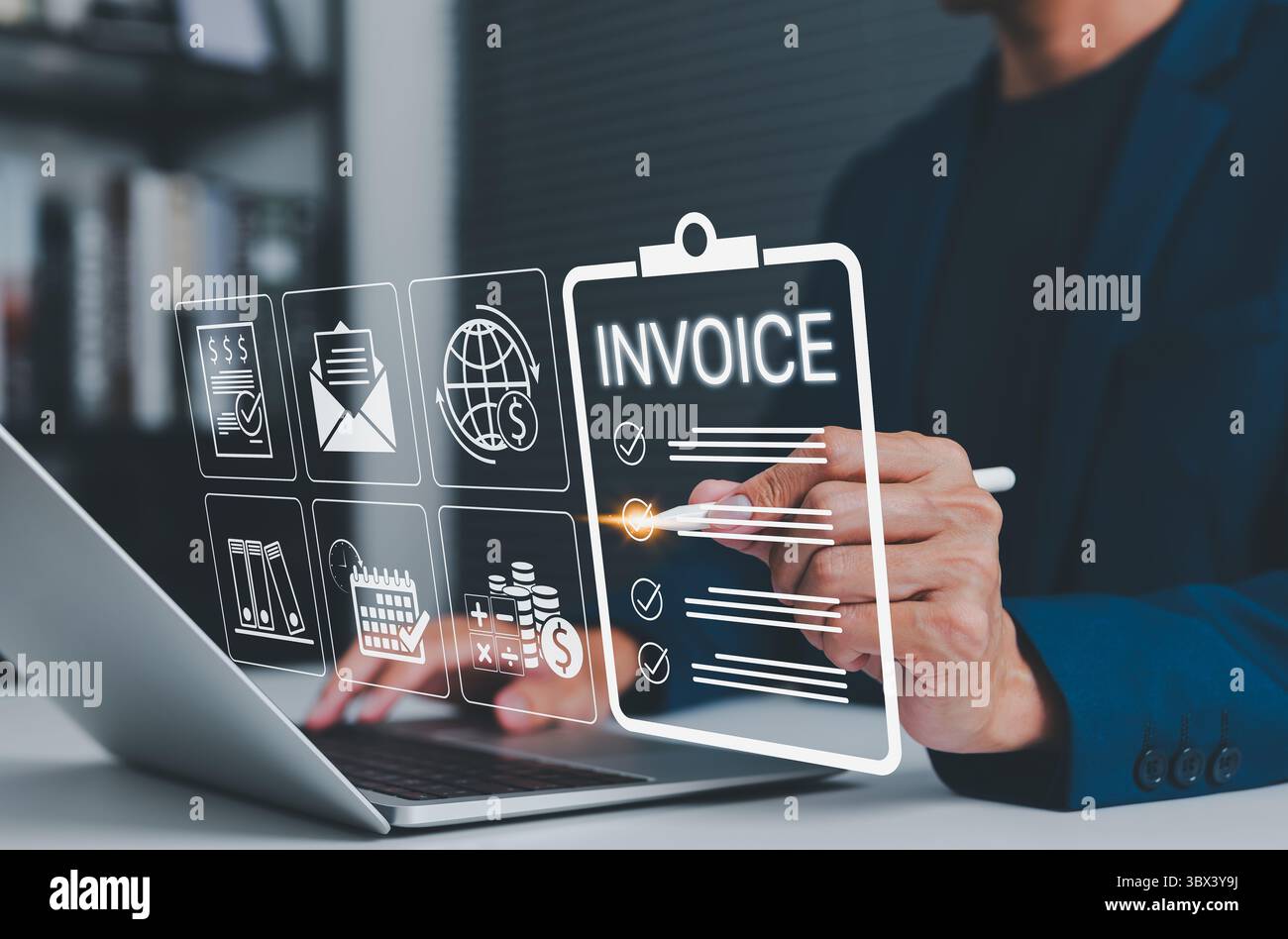 E-Invoice und Digital Billing Automation Konzept. Geschäftsmann, der digitale Tools auf Notebooks zur Verwaltung von Rechnungen verwendet, mit Symbolen für Finanzdienstleistungen Stockfoto