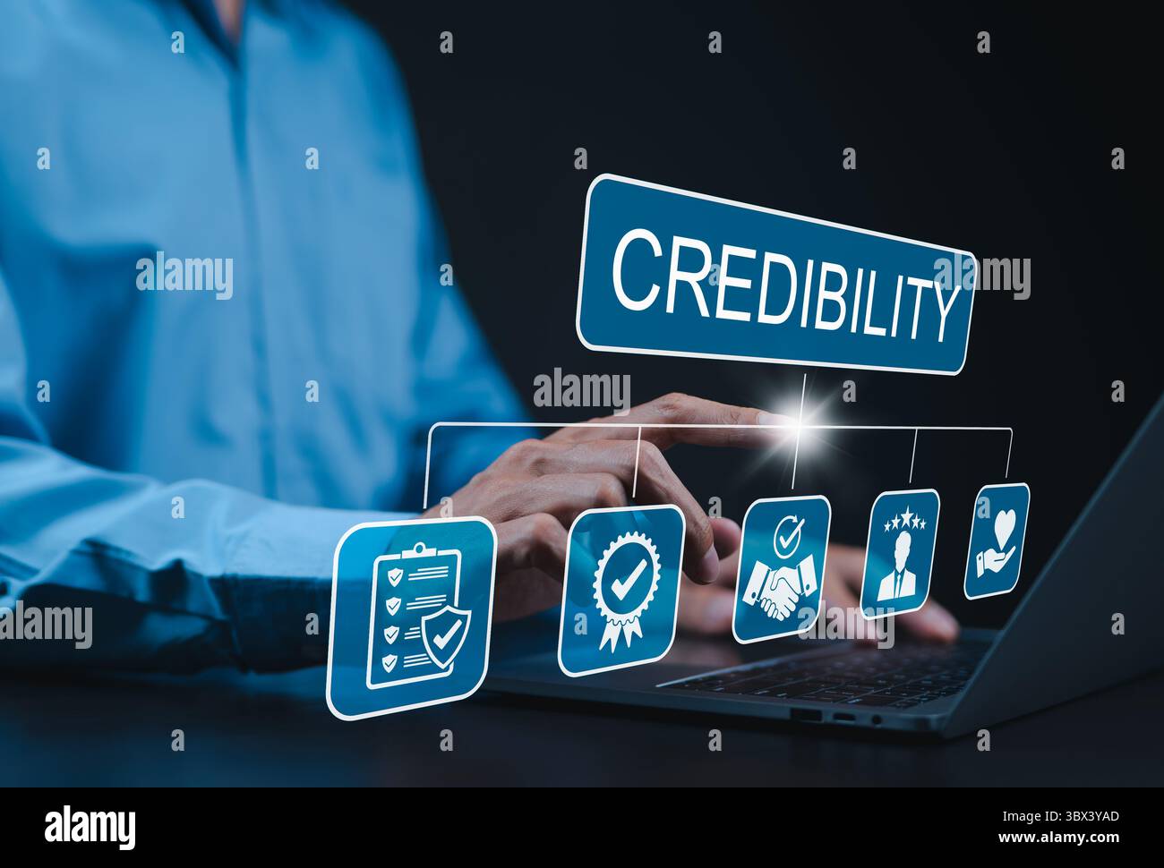 Glaubwürdigkeit und Vertrauen in das Geschäftskonzept. Geschäftsmann, der ein Notebook mit Symbolen verwendet Glaubwürdigkeit, Vertrauen, Reputation, Verifizierung, Integrität, zuverlässig, Stockfoto