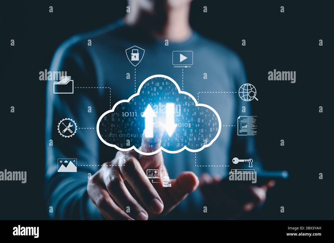 Cloud Storage and Data Transfer Technology Konzept. Eine Person, die das leuchtende Cloud-Symbol berührt, mit Upload- und Download-Pfeilen, Symbolen Dateifreigabe, Backup, Stockfoto