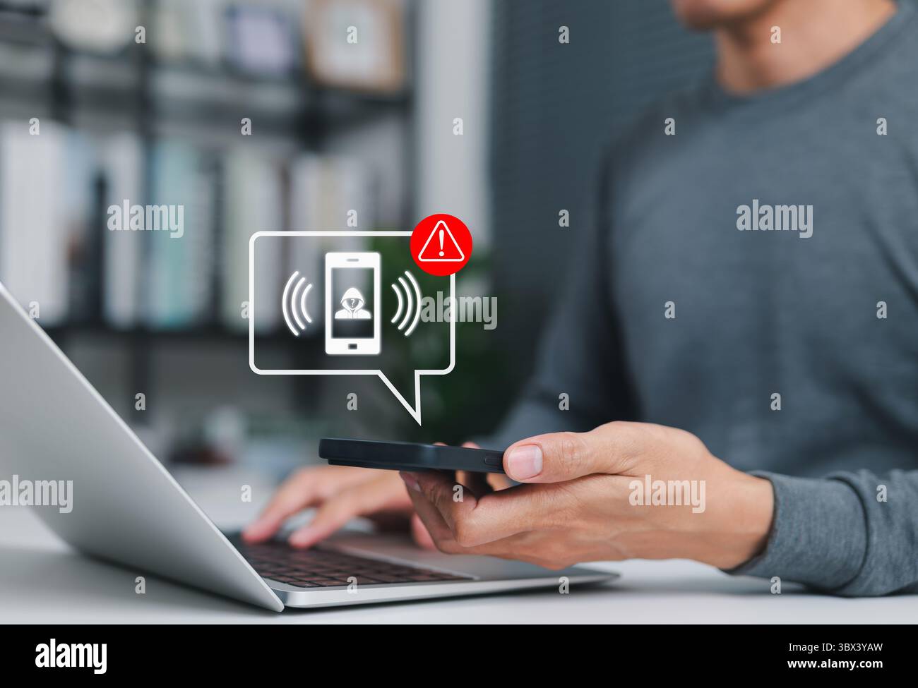 Benachrichtigungskonzept für Telefonbetrug. Ein Mann, der ein Smartphone hält, mit Betrugswarnung, betrügerischen Anrufen, Cybersicherheitsbedrohungen, Betrug, Betrüger Stockfoto