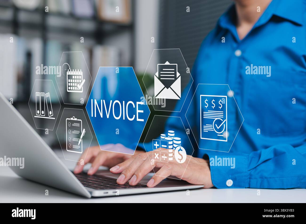 E-Invoice and Online Billing Management Konzept. Eine Person, die an einem Laptop mit digitalen Rechnungssymbolen, Kalender, Checkliste, Geld, Kontoauszug, Stockfoto