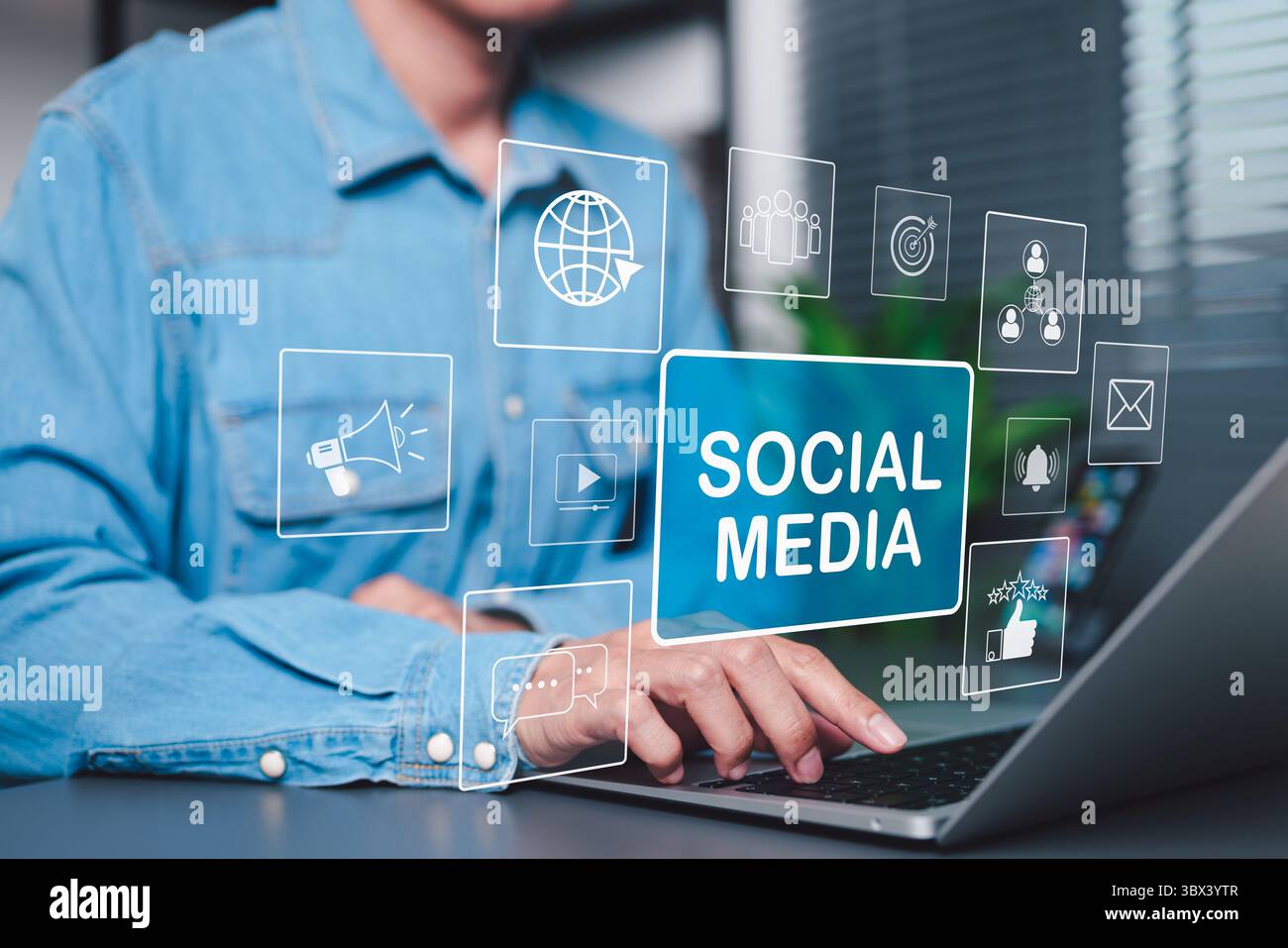 Social-Media-Marketing und digitales Engagement. Eine Person, die ein Notebook mit virtuellen Symbolen und Wörtern in sozialen Medien nutzt, die Online-Marketing symbolisieren, Stockfoto