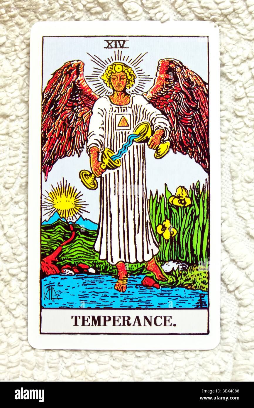 Individuelles Tarot-Kartenstudio auf strukturiertem Hintergrund. Vom Juli 2025 Stockfoto