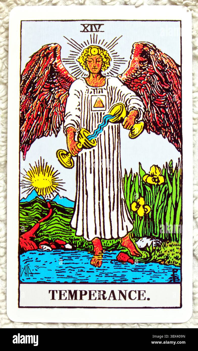 Individuelles Tarot-Kartenstudio auf strukturiertem Hintergrund. Vom Juli 2025 Stockfoto