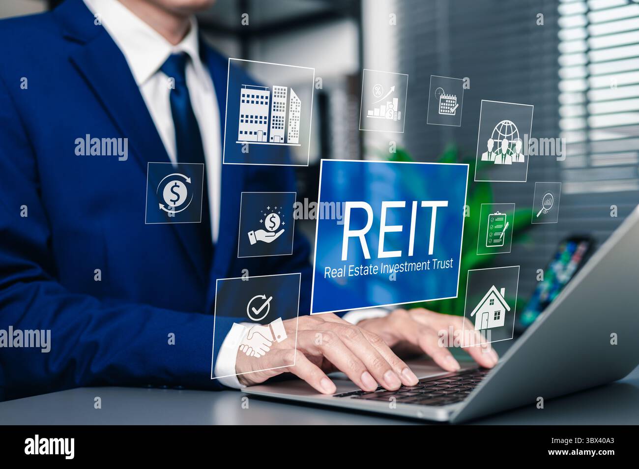 REIT, Real Estate Investment Trust Financial Concept. Geschäftsmann, der ein Notebook mit REIT-Investitionssymbolen nutzt. Immobilien, Finanzdiagramme, Wachstum, Stockfoto