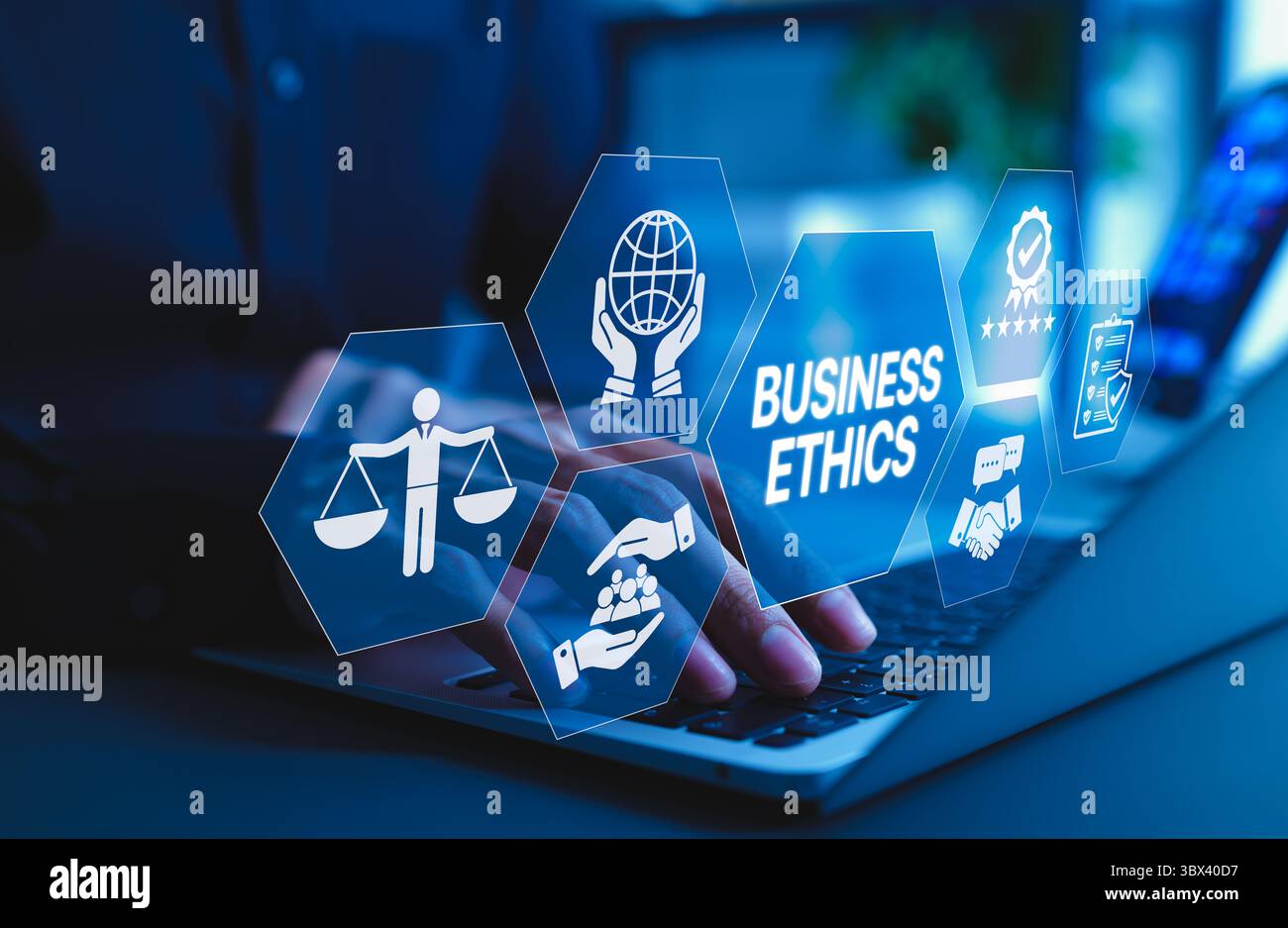 Business Ethics und Corporate Responsibility Konzept. Ein Geschäftsmann, der an einem Laptop arbeitet, mit Symbolen, die Geschäftsethik, Integrität und Unternehmensethik repräsentieren Stockfoto