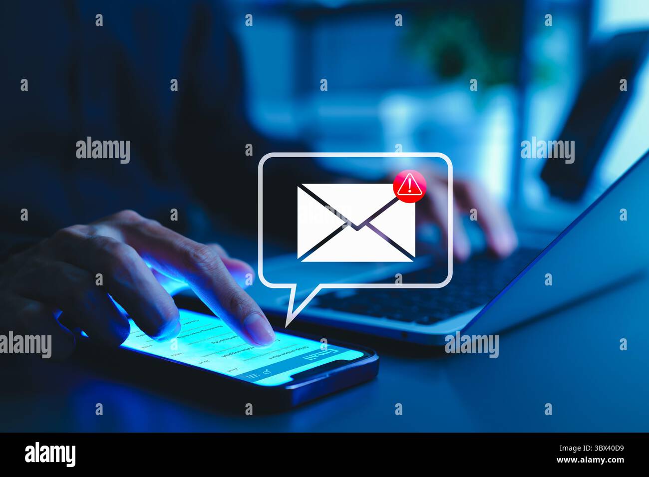 Benachrichtigungskonzept für E-Mail-Sicherheitswarnungen. Eine Person, die ein Smartphone mit E-Mail-Sicherheitswarnsymbolen und Warnbenachrichtigungen verwendet, die auf Cyber hinweisen Stockfoto